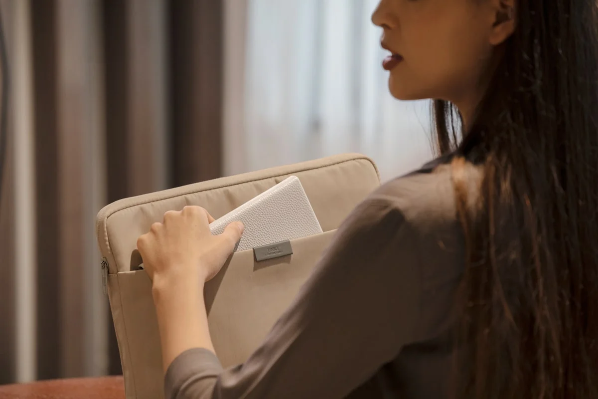 جیب بیرونی کیف دستی یونیک مدل Bergen مناسب برای لپ تاپ تا 16 اینچی