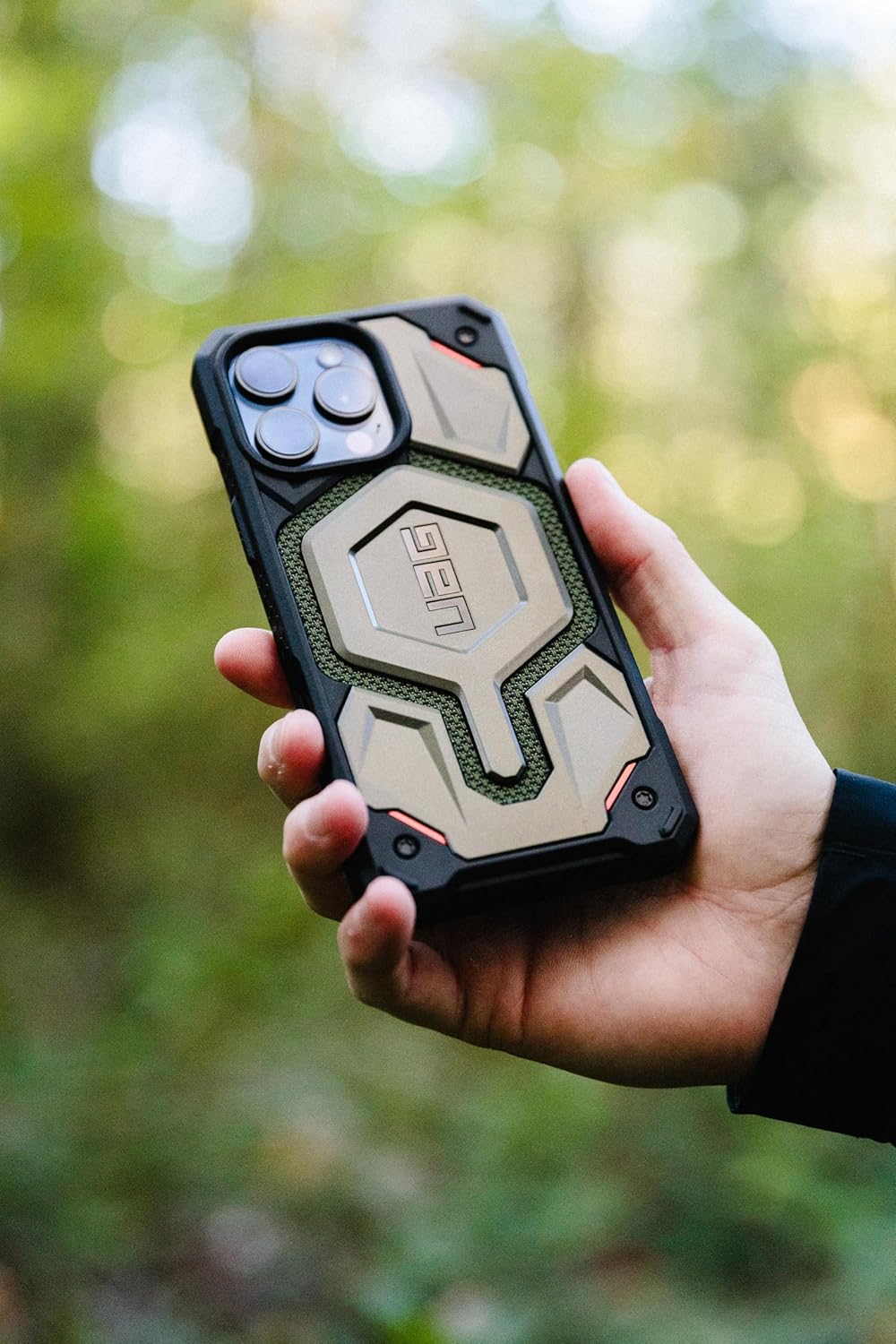 قاب آیفون 16 پرو مکس UAG مدل Monarch Pro Kevlar Element Green 2 قاب آیفون 16 پرو مکس UAG مدل Monarch Pro Kevlar Element Green فروشگاه اسپيگن ایران