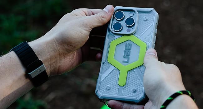 قاب آیفون 16 پرو مکس UAG مدل Pathfinder Clear Active Neon 2 قاب آیفون 16 پرو مکس UAG مدل Pathfinder Clear Active Neon